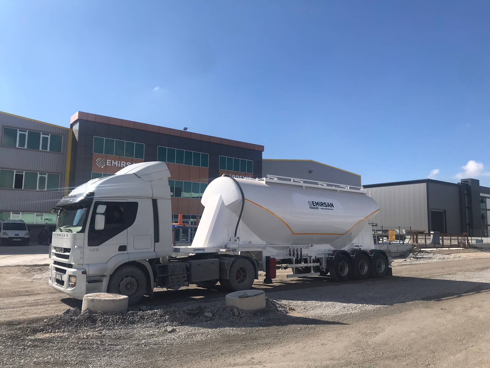 W Type Millennium Cement Silo Trailer — 1