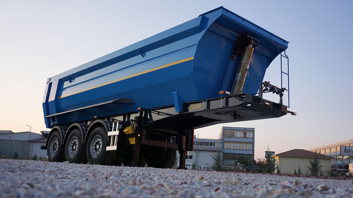 Полуприцеп-самосвал типа Half Pipe (резервуарный тип) с гидравлическим подъемом — 1