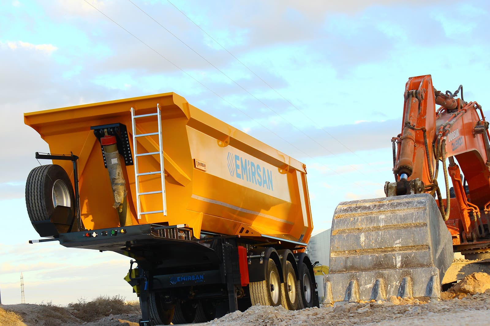 Полуприцеп-самосвал типа Half Pipe (резервуарный тип) с гидравлическим подъемом — 4