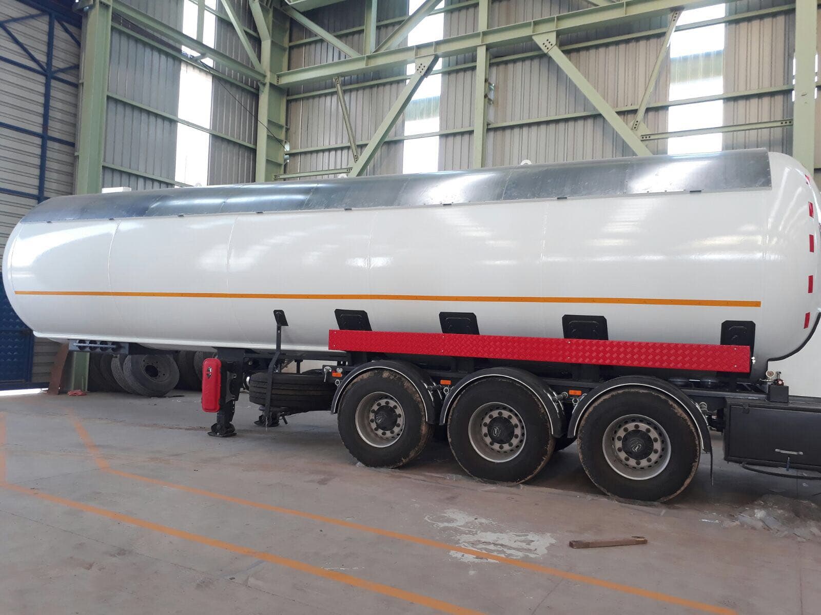 شاحنة نقل الغاز البترولي المسال — 1