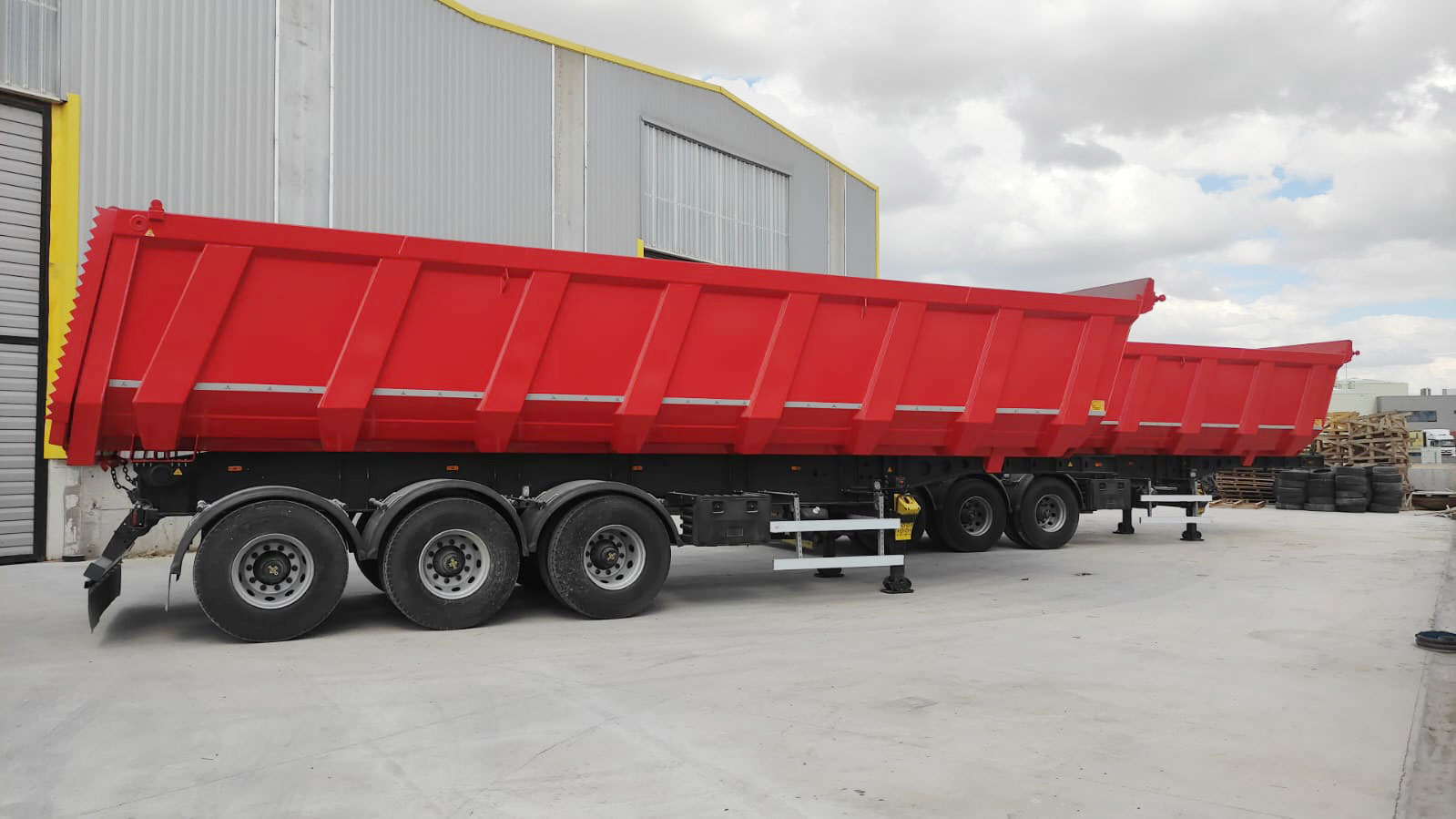 مقطورة نصفية قلابة للخردة بتصميم أكورديون